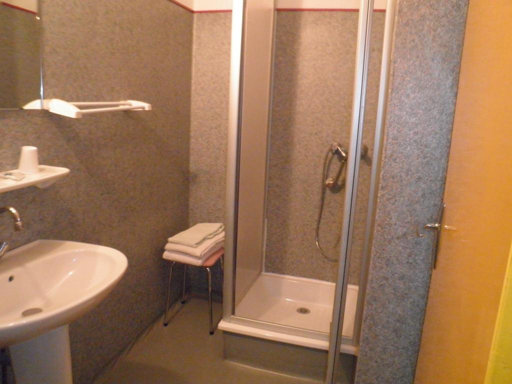 La Pierre Blanche Hotel Luzenac Room photo